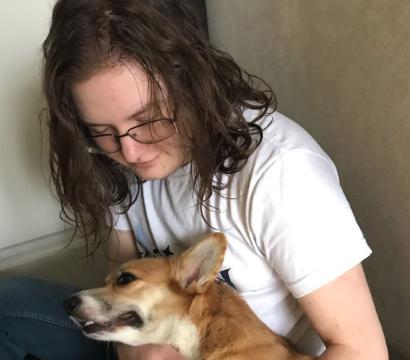 Jeune activiste transgenre et son chien 