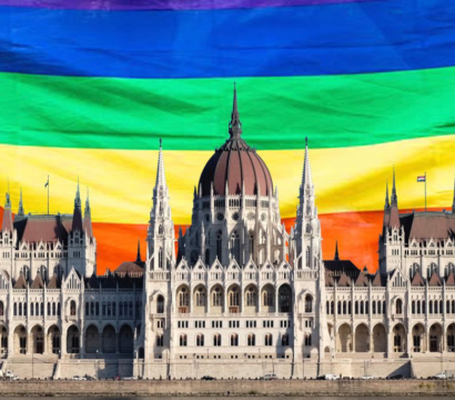 Bâtiment sur fond de drapeau LGBTI