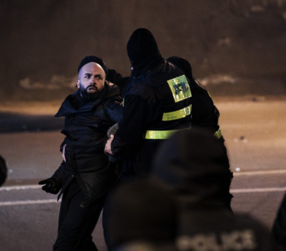 Manifestant arrêté par des policiers