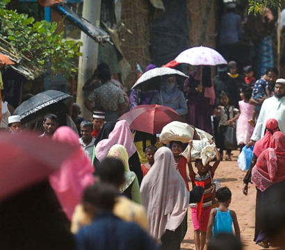 Photo de la population bangladaise se protégeant du soleil ou transportant des charges