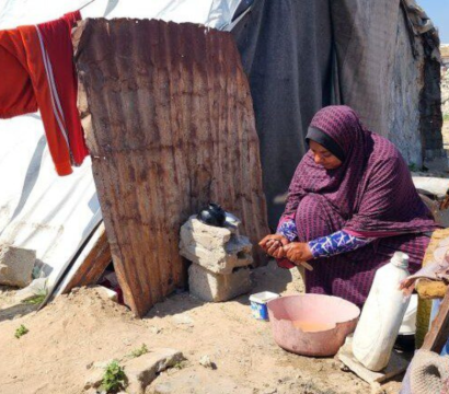 Photo d'une femme palestinienne préparant un repas