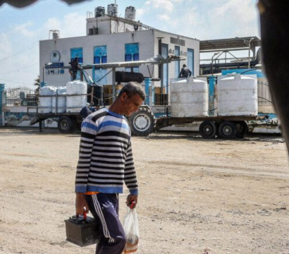 Palestiniens transportant de l'eau