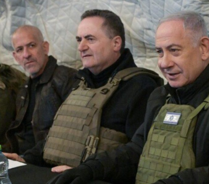 Benjamin Netanyahu et hommes militaires assis en tenue militaire