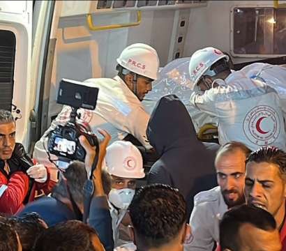Personnes palestiniennes en train de mettre des corps dans un camion
