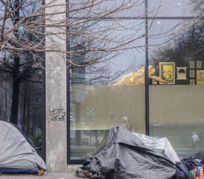 Tentes de personnes demandeuses d'asile dans la rue 