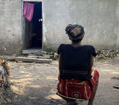 femme devant sa maison 