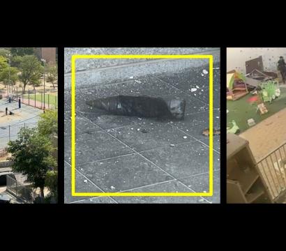 Montage de trois images illustrant les conséquences d’une attaque. À gauche, une vue aérienne d’un terrain de sport vide entouré de grilles, avec quelques personnes et véhicules à proximité. Au centre, un gros plan d’un projectile métallique noirci posé sur le sol, encadré en jaune. À droite, une pièce intérieure de type crèche ou aire de jeux pour enfants, gravement endommagée, jonchée de débris et jouets éparpillés, avec une personne en tenue noire en arrière-plan.