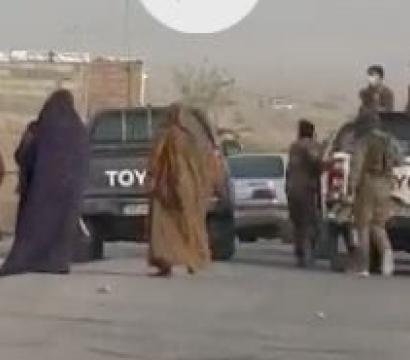 femmes voilées qui marches dans une rue en iran 