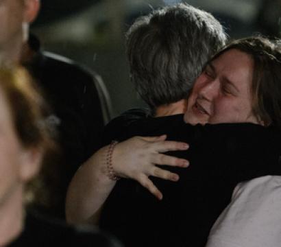 Des personnes s'enlacent lors de la libération des otages en Bélarus le 11 septembre 2025