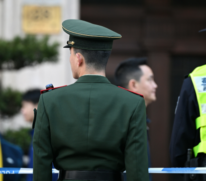 Gendarmes et policiers chinois de dos 