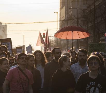 rassemblement de personnes qui marchent dans la rue 