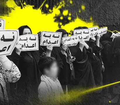 femmes voilées avec des affiches 