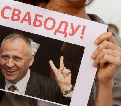 Pancarte de Mikalai Statkevich lors d'une manifestation pour sa libération.