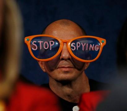 un homme avec des grosses lunettes qui disent stop spying