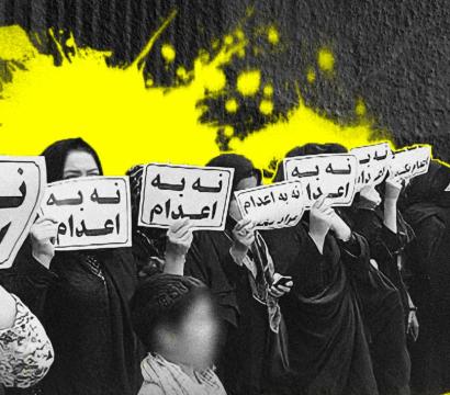 femmes voilées qui ont des pancartes dans les mains