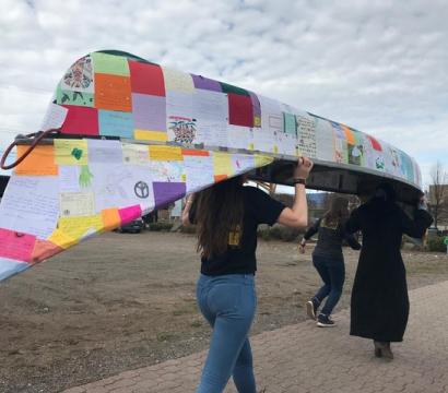 Le 17 avril 2025, Amnistie a remis 26 000 lettres de solidarité à Sleydo’ et à d’autres membres de la Nation Wet’suwet’en, située dans l’actuelle Colombie-Britannique, au Canada. Un grand merci à toutes les sections qui ont agi en leur nom ! Nous avons obtenu le consentement pour tout, sauf pour la collecte de fonds après la campagne Écrire pour les droits 2024.