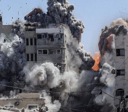 VILLE DE GAZA – 27 SEPTEMBRE : De la fumée s’élève de la zone ciblée par les forces israéliennes à Gaza, le 27 septembre 2025.
