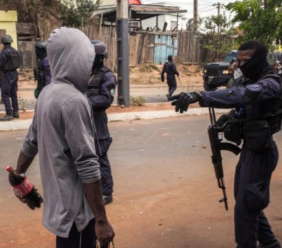 Un homme est interrogé par un agent de sécurité alors que des manifestants se rassemblent lors d’une manifestation contre les coupures répétées d’eau et d’électricité à Antananarivo, le 29 septembre 2025.