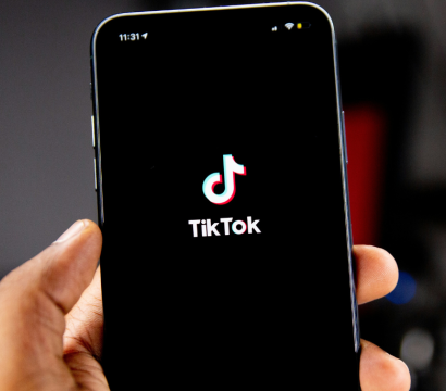 Téléphone avec l'application TikTok
