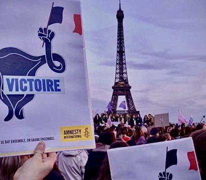 Rassemblement pour droit à l'avortement au pied de la tour Eiffel