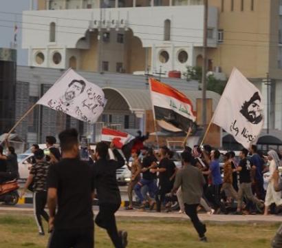 Militant·e·s en train de manifester en Irak