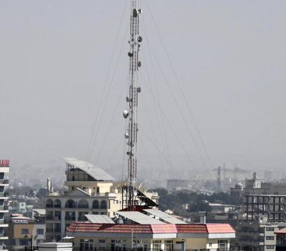 Une vue d’ensemble montre une antenne de télécommunications au milieu d’une panne nationale des réseaux à Kaboul, le 30 septembre 2025. L’Afghanistan connaît une deuxième journée sans Internet ni service de téléphonie mobile, après que les autorités talibanes ont coupé le réseau de fibre optique.