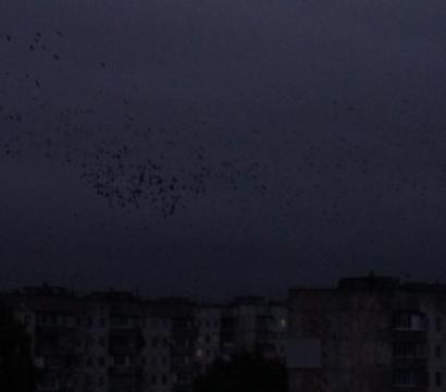 Des immeubles résidentiels ont été plongés dans le noir après une frappe russe lors de l’une des premières attaques contre les infrastructures civiles, le 2 octobre 2025.