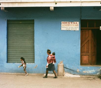 Rue d'Équateur avec une famille qui marche