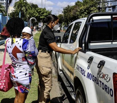 Une famille migrante se fait embarquer dans une voiture des patrouilles de migration
