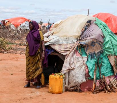 Une femme déplacée par la sécheresse se tient à côté d’un abri de fortune lors de la visite de Cindy McCain (non visible), directrice exécutive du Programme alimentaire mondial (PAM), venue évaluer les conditions de sécheresse au camp de personnes déplacées internes de Ladan, à Dolow, le 1er mai 2023.