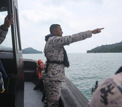 Des responsables maritimes malaisiens recherchent des survivants après le chavirement d’un bateau transportant des migrant·e·s en provenance du Myanmar.