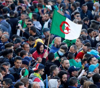drapeau algérien manifestation