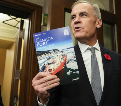 homme qui tient un papier