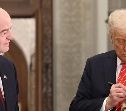 Donald Trump qui signe un ballon 