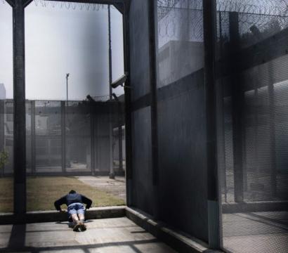 Homme dans une prison