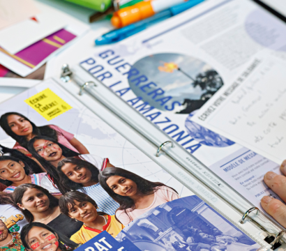 Personne entrain d'écrire pour la campagne Écrire ça libère