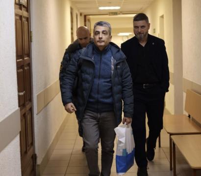 Lev Shlosberg dans les bâtiment de la cour