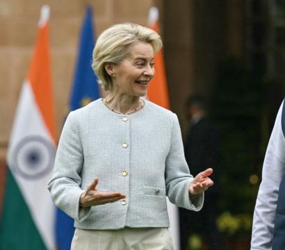 femme et homme qui parlent