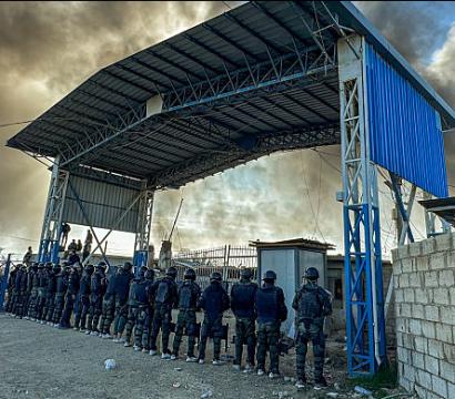 plusieurs agents devant une grande entrée 