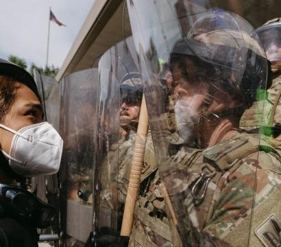 police et femme avec masque
