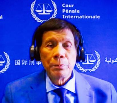 Rodrigo Duterte avec des écouteurs, devant un fond de la Cour Pénale Internationale