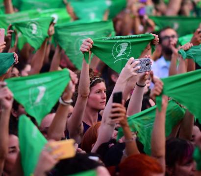 femmes qui portent des foulards verts en l'air