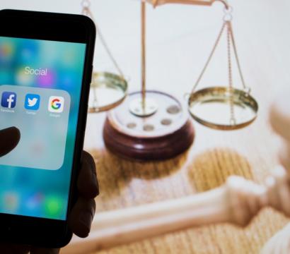 Les applications Meta, X  et Google sur un téléphone cellulaire