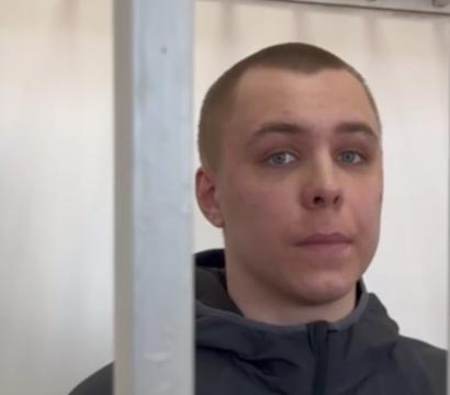 homme derriere les barreaux