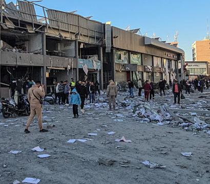 Une ville défaite sous les bombes
