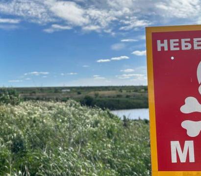 arrière fond de champ avec une affiche signalant des substances toxiques