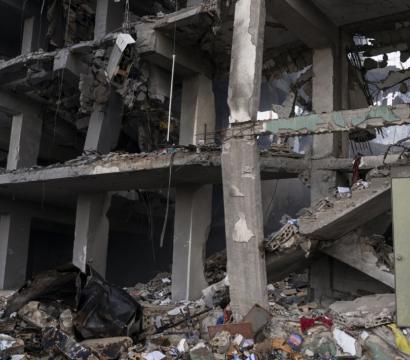 Bâtiment défait sous des bombardements