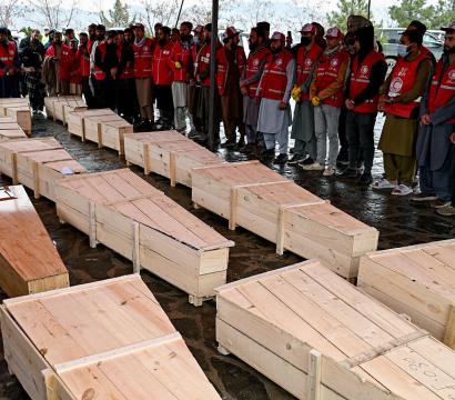 Plusieurs tombeaux et des soldats en arrière-plan