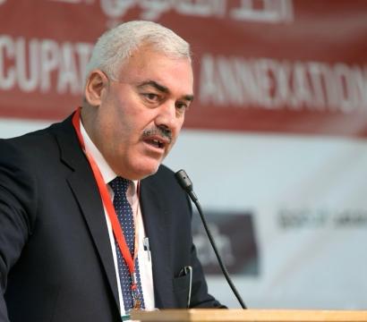 Shawan Jarabin qui parle dans un micro