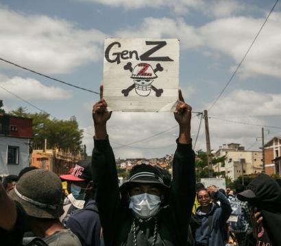Des jeunes tenant une pancarte revendiquant le droit de manifester pour la génération z